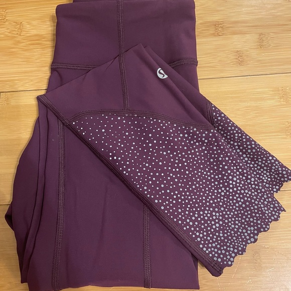 Lululemon Scallop Leggings!!! Size 4! - Picture 8 of 10